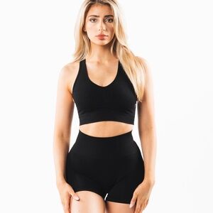 Alphalete Amplify Bra in Black